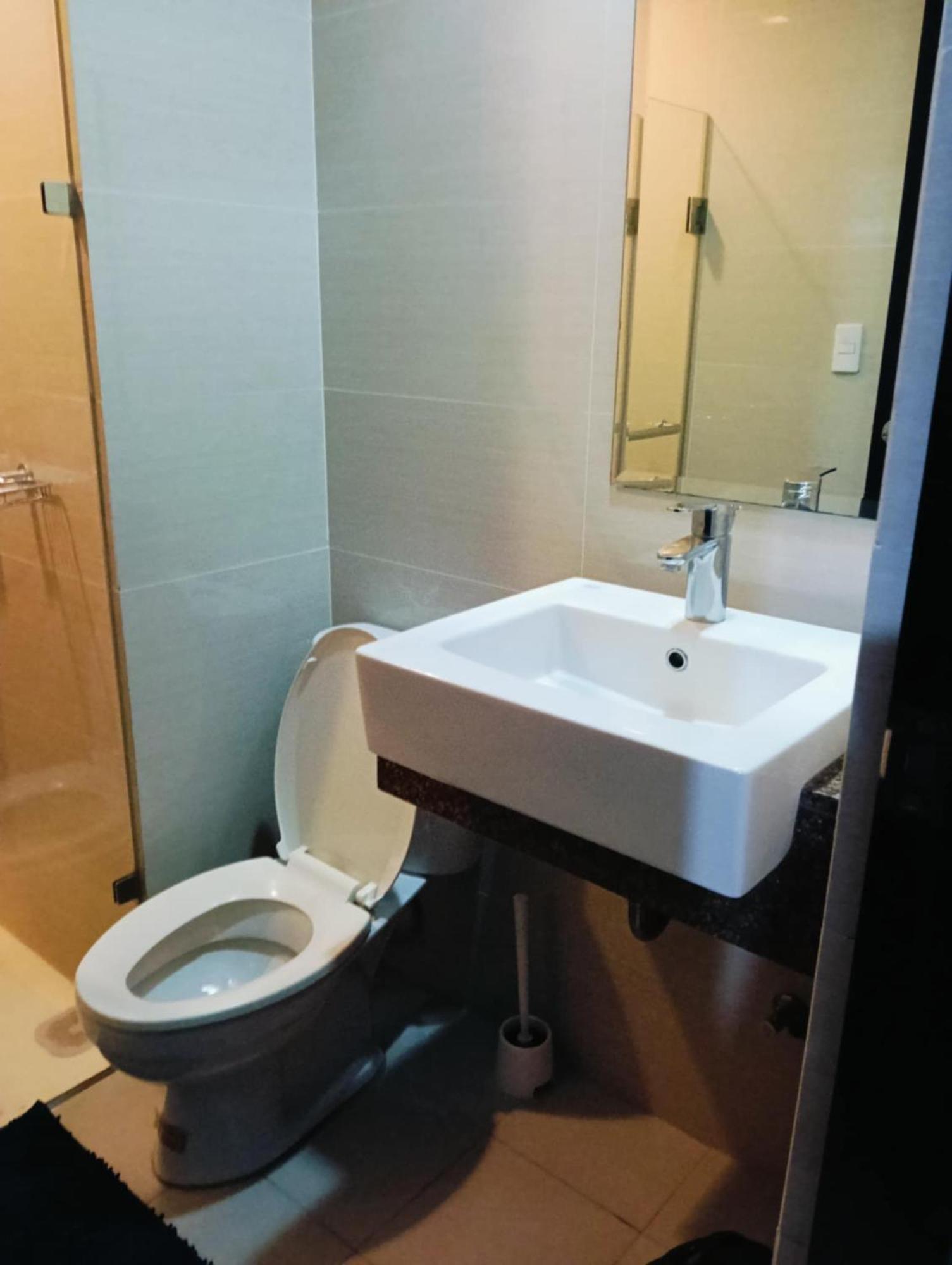 81 Newport Boulevard Cluster 4 - 8F Across Naia Airport, Terminal 3 Pasay Esterno foto